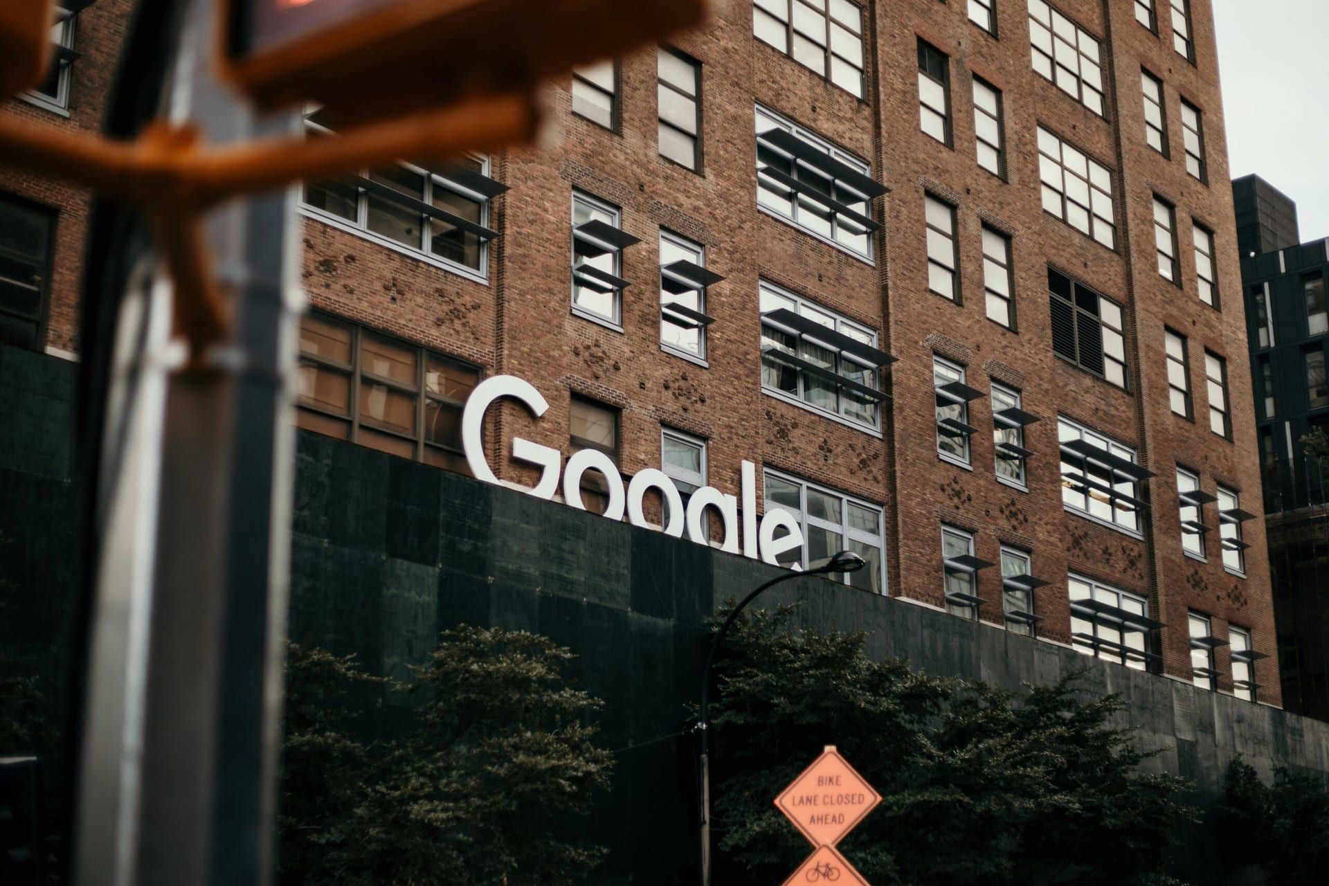 U.S. Companies Announce Widespread Layoffs Amid Economic Reshuffling