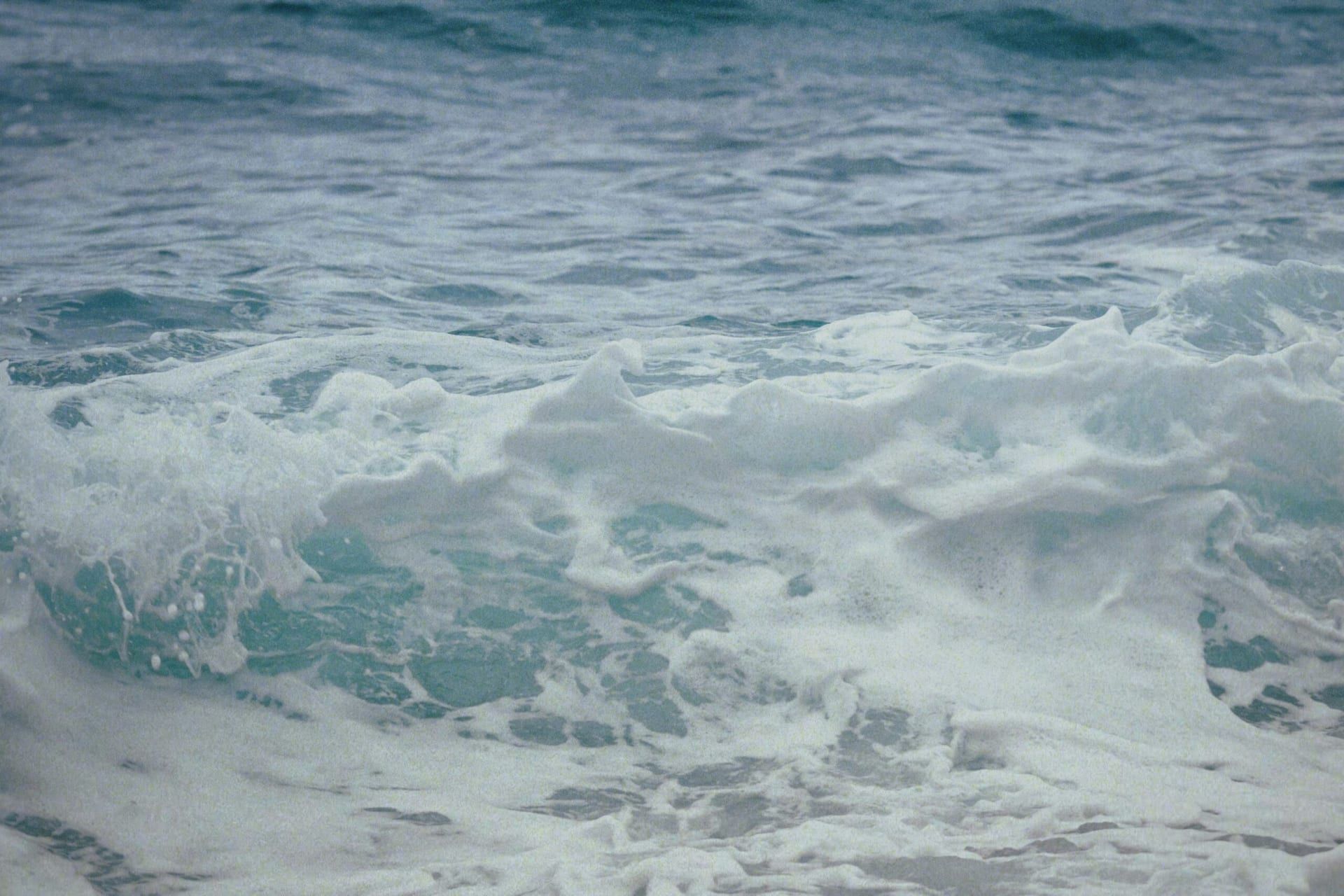 Rising Indie Artist Mia Thompson on the Launch of Her Debut Album “Through the Waves” in Los Angeles