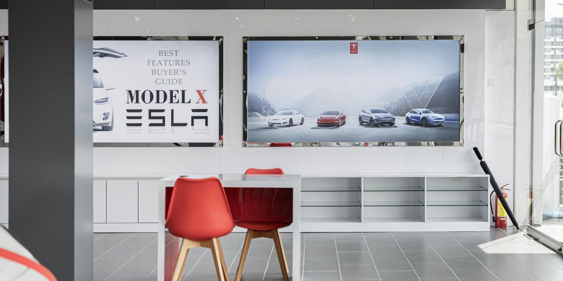 Alphabet’s Strong AI‑Driven Momentum Uplifts Tech Sector Amid Pressure on EV Maker Tesla