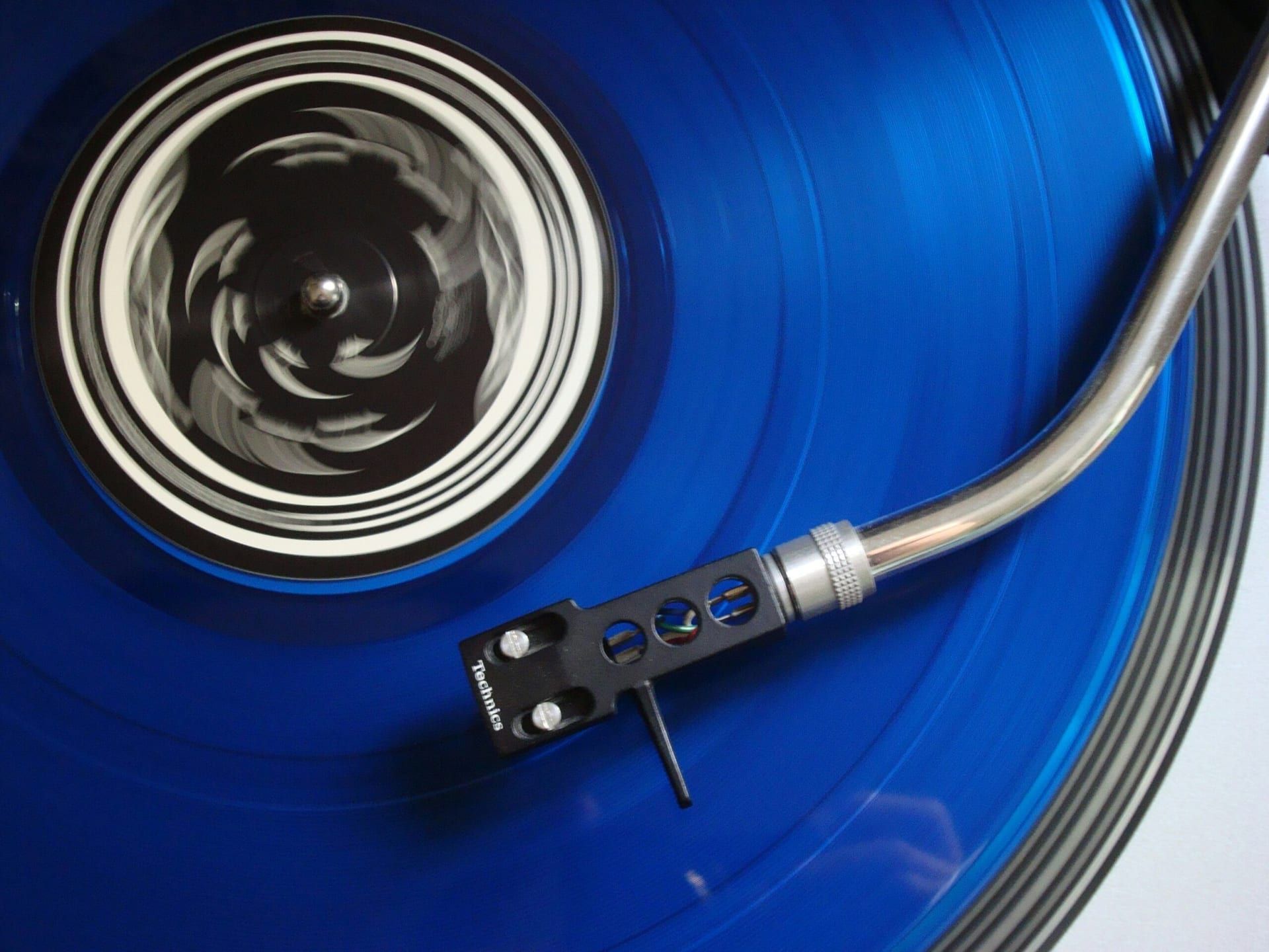 The Resurgence of Vinyl Records: A New Generation Discovers Analog Sound