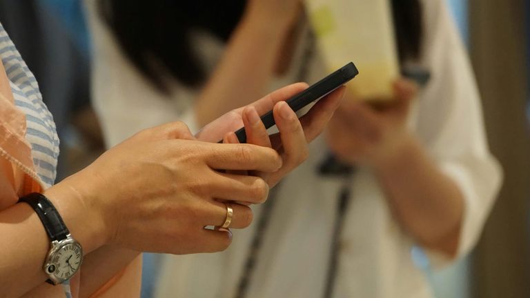 U.S. Cellular to Lay Off 4,100 Employees in June