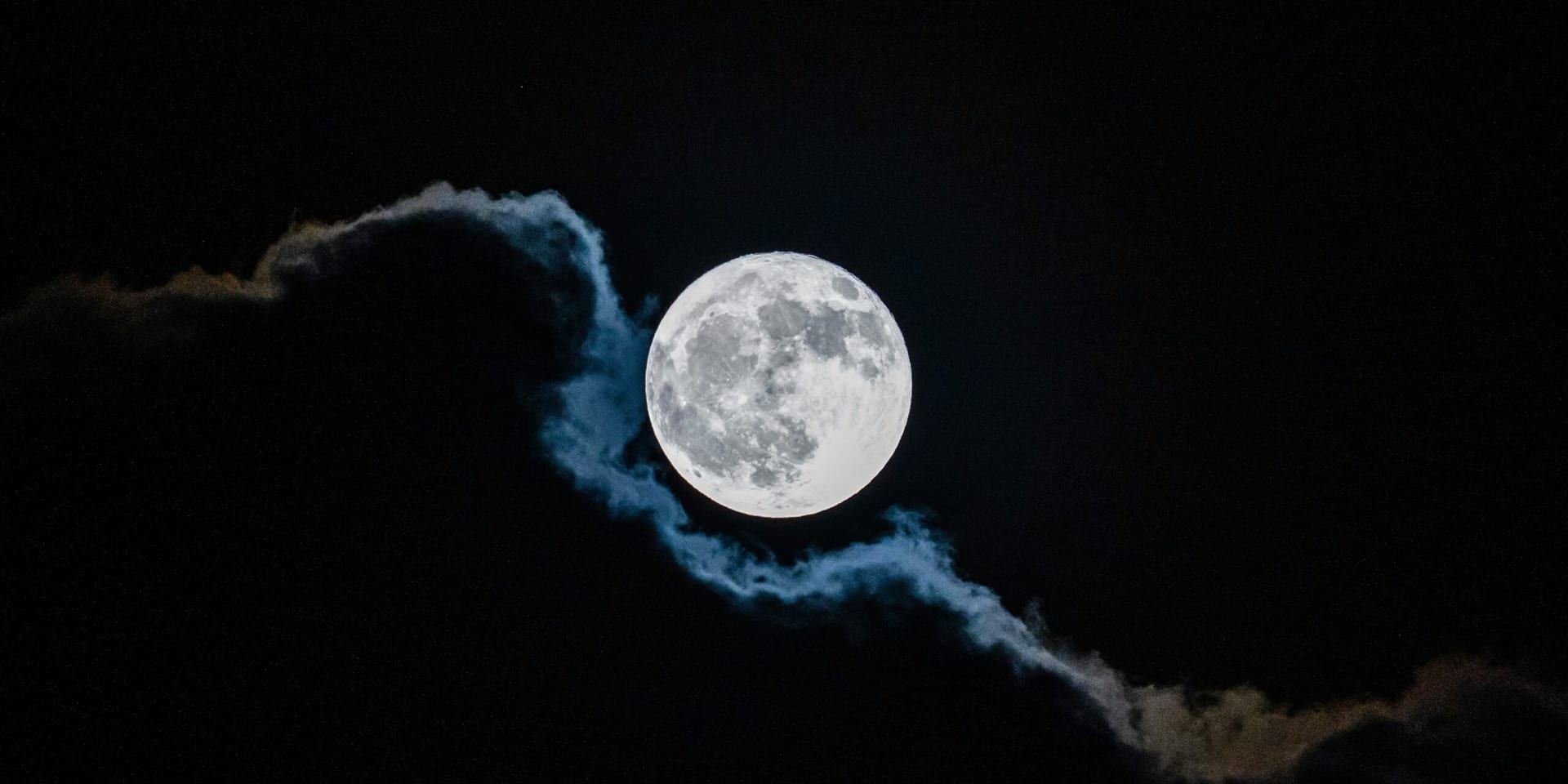 Full Buck Moon Dazzles Skywatchers Across the U.S. with Rare Celestial Display
