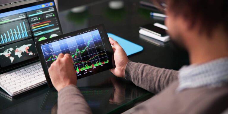 Wall Street Gains as Tech and Industrials Rally on Rate-Cut Hopes